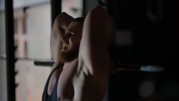 Witte bodybuilder doen uitbreiding van de armen achter het hoofd terwijl je met een barbell — Stockvideo