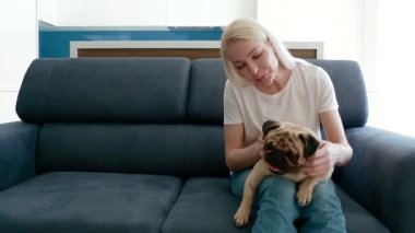 Kadın evde beslenen hayvan onun sevimli pug