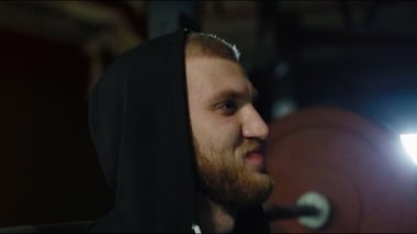 Vücut geliştirmeci barbell ile crouches