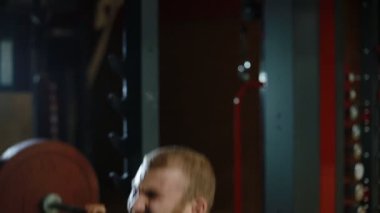 Vücut geliştirmeci barbell ile crouches