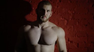 Beyaz vücut geliştirmeci poz