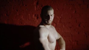 Beyaz vücut geliştirmeci poz