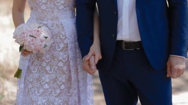 Beyaz gelin ve damat poz