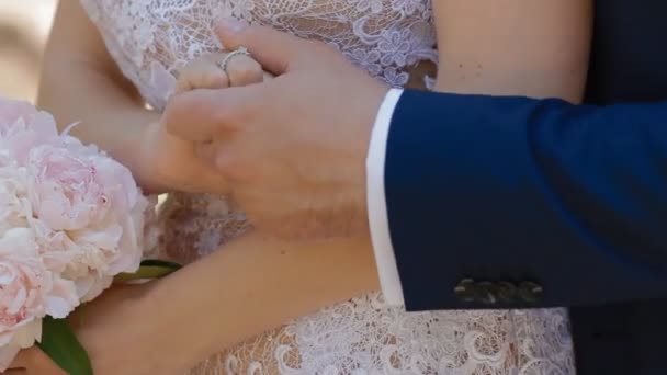 Kaukasiska bruden och brudgummen poserar — Stockvideo