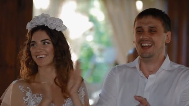 Noiva e noivo sorriem, riem e aplaudem — Vídeo de Stock