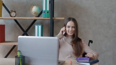 Ofiste çalışan Engelliler genç kadın