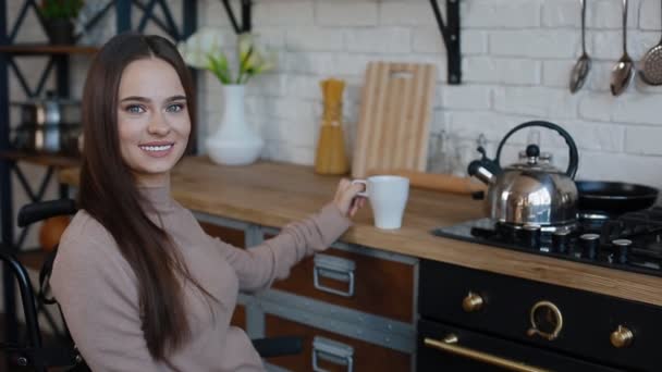 Sorrindo mulher deficiente na cozinha — Vídeo de Stock