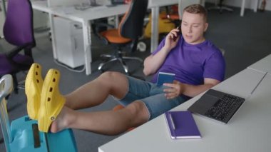 Genç adam ofiste tatil bekliyor..