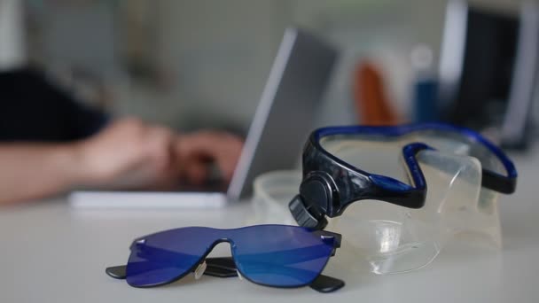 Sommerstimmung. Mann im Büro mit Sonnenbrille und Unterwassermaske auf dem Tisch. — Stockvideo