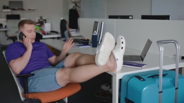 Молодий чоловік чекає на відпустку в офісі . — стокове відео