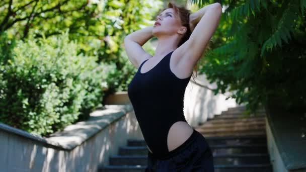 Женщина делает упражнения на открытом воздухе — стоковое видео