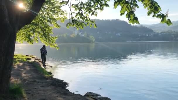 Man vangen vis op het meer van Bled in Slovenië — Stockvideo