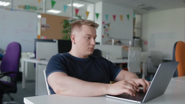 Caucasian office worker typing using laptop — Stock Video