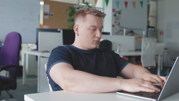 Um homem está se aquecendo, chegando depois de um longo trabalho no computador — Vídeo de Stock