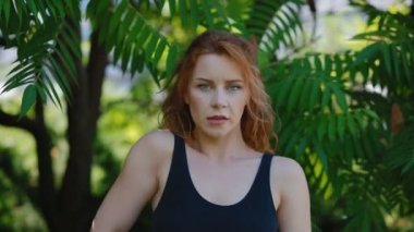 Kadın açık havada bearhing egzersiz yapıyor