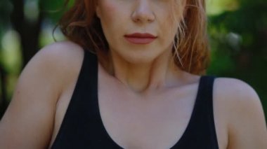 Kadın açık havada bearhing egzersiz yapıyor