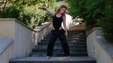 Kadın açık havada nefes egzersiz yapıyor