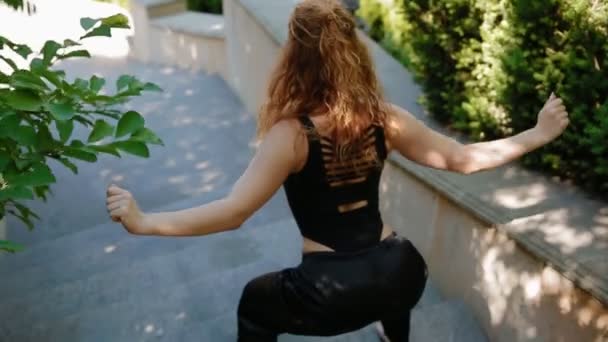 Mujer haciendo ejercicio soportando al aire libre — Vídeos de Stock