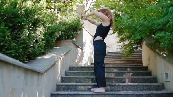 Vrouw doet bearhing oefening buitenshuis — Stockvideo