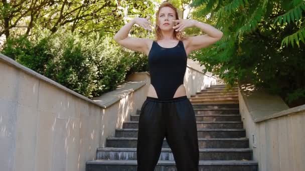 Vrouw doet bearhing oefening buitenshuis — Stockvideo
