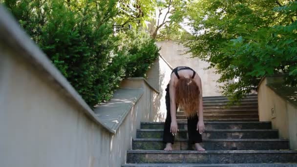 Mujer haciendo ejercicio soportando al aire libre — Vídeo de stock