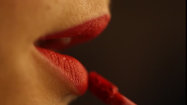 Γυναίκα που εφαρμόζει κόκκινο κραγιόν — Αρχείο Βίντεο