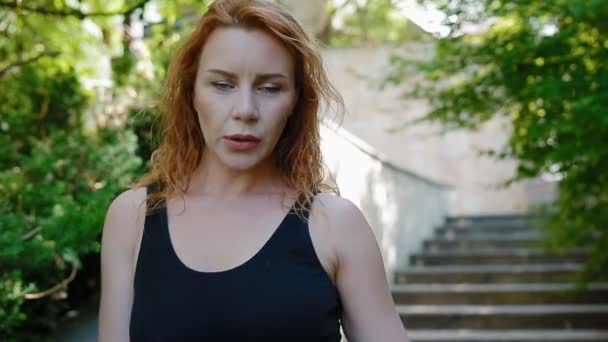 Женщина делает упражнения на открытом воздухе — стоковое видео