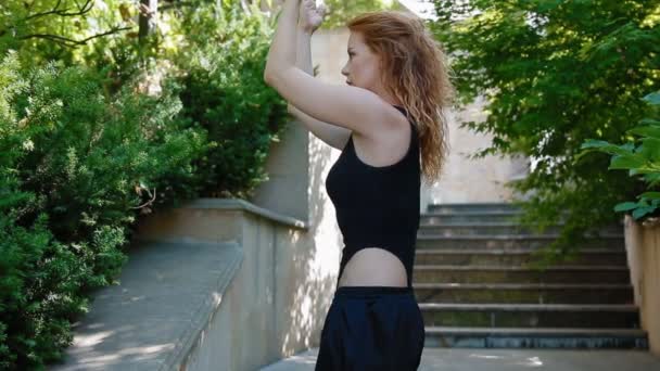 Femme faisant l'exercice de roulement à l'extérieur — Video