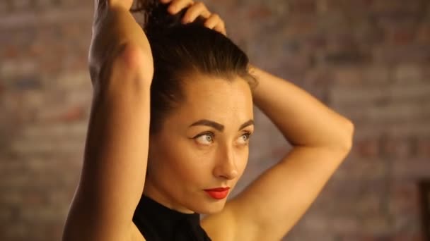 Fiatal nő estélyi ruha fújja ki a haját, miközben csinál frizura. — Stock videók