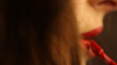 Kırmızı ruj süren kadın.