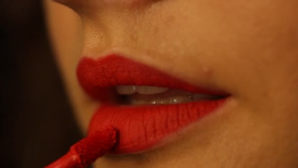 Mujer aplicando lápiz labial rojo — Vídeos de Stock