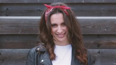 Gülümseyen genç kadın işaret veriyor.