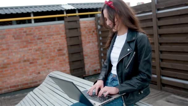 Νεαρή φοιτήτρια που εργάζεται έξω — Αρχείο Βίντεο