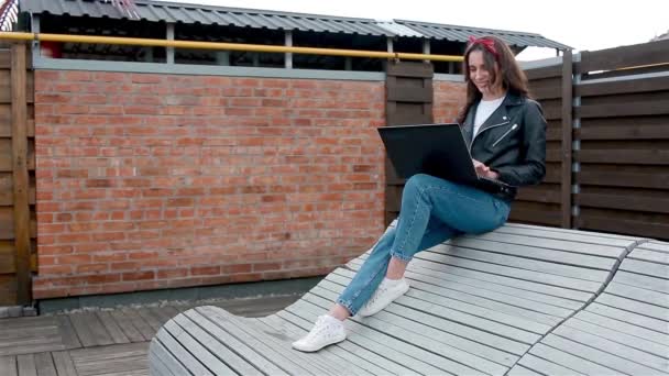 Unga kvinnliga studerande som arbetar utanför — Stockvideo