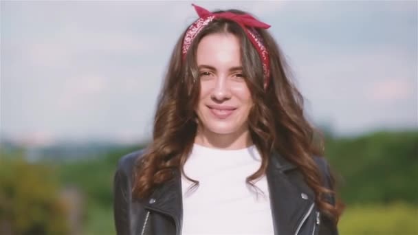 Hübscher kaukasischer Teenager lächelt in die Kamera — Stockvideo