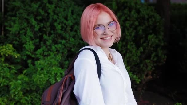 Portret van een studente met roze haar — Stockvideo