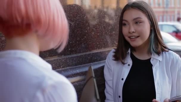 Duas estudantes do sexo feminino em camisas brancas falando — Vídeo de Stock