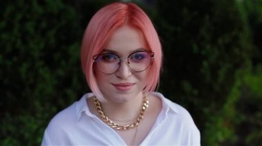 Pembe saçlı beyaz bir kızın portresi.