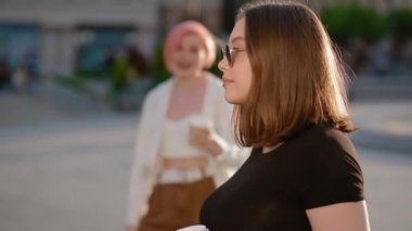 İki genç kız tanışıyor ve birbirlerini selamlıyorlar.