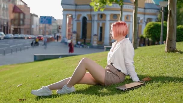 公園で太陽を楽しむ学生の女の子 — ストック動画