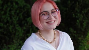 Pembe saçlı beyaz bir kızın portresi.
