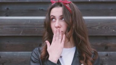 Genç bir kadın flört ediyor ve etrafında dönüyor.