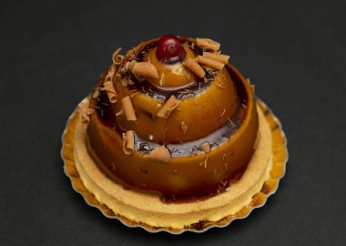 üst Berry ile şık güzel karamel kek