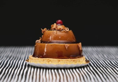 üst Berry ile şık güzel karamel kek