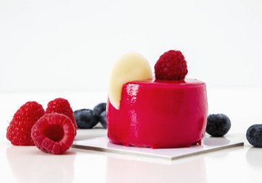 Ahududu ile sır yeni güzel şık kırmızı kek