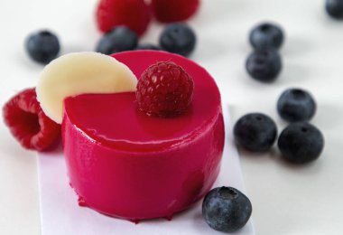 Ahududu ile sır yeni güzel şık kırmızı kek