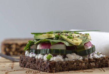 Yeşillik ve avokado ile taze vejetaryen sandviç