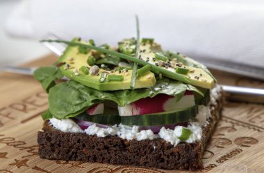 Yeşillik ve avokado ile taze vejetaryen sandviç