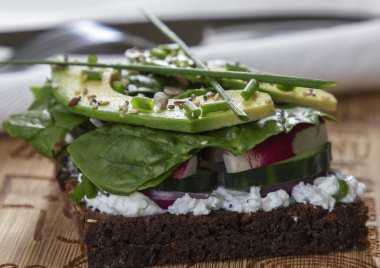 Yeşillik ve avokado ile taze vejetaryen sandviç