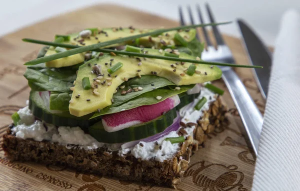 Yeşillik ve avokado ile taze vejetaryen sandviç